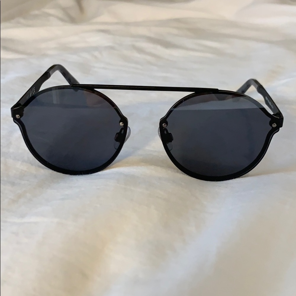 Trendy bridgeless Web sunglasses